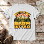 Hinter jedem Baum ist frei – T-Shirt Unisex in Weiß, flach liegend auf alten Holzbrettern mit Wanderschuhen und Wanderkarte.