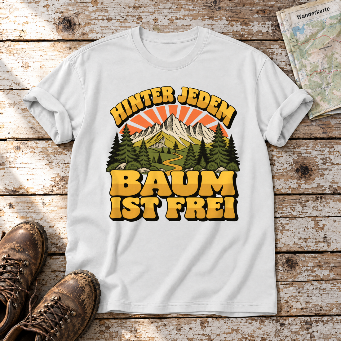 Hinter jedem Baum ist frei – T-Shirt Unisex in Weiß, flach liegend auf alten Holzbrettern mit Wanderschuhen und Wanderkarte.