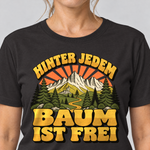 Nahaufnahme des Drucks: Hinter jedem Baum ist frei – T-Shirt Unisex in Schwarz, von einer Frau getragen