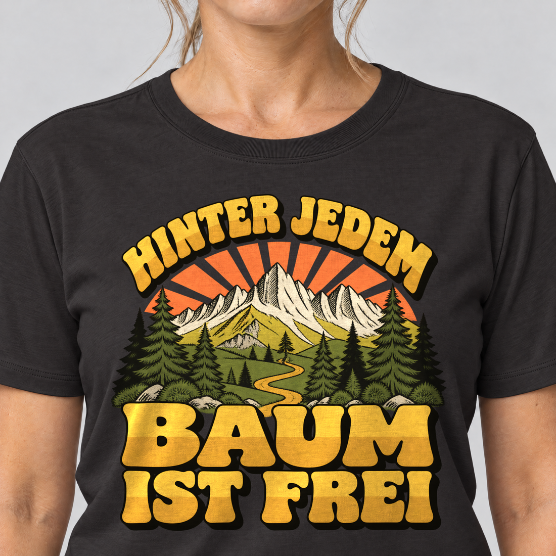 Nahaufnahme des Drucks: Hinter jedem Baum ist frei – T-Shirt Unisex in Schwarz, von einer Frau getragen
