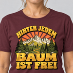 Nahaufnahme des Drucks: Hinter jedem Baum ist frei – T-Shirt Unisex in Bordeaux, von einer Frau getragen