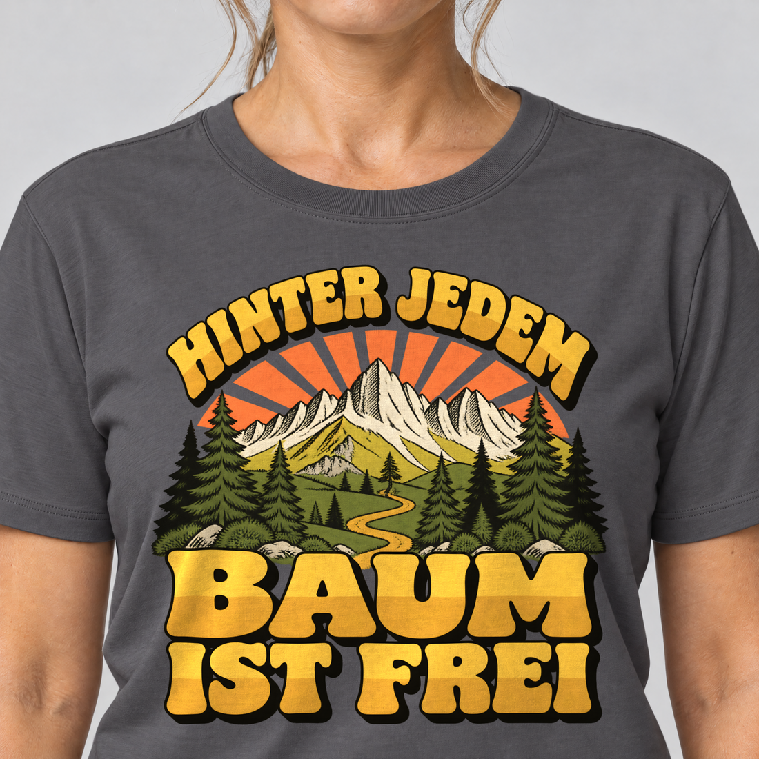 Nahaufnahme des Drucks: Hinter jedem Baum ist frei – T-Shirt Unisex in Dunkelgrau, von einer Frau getragen