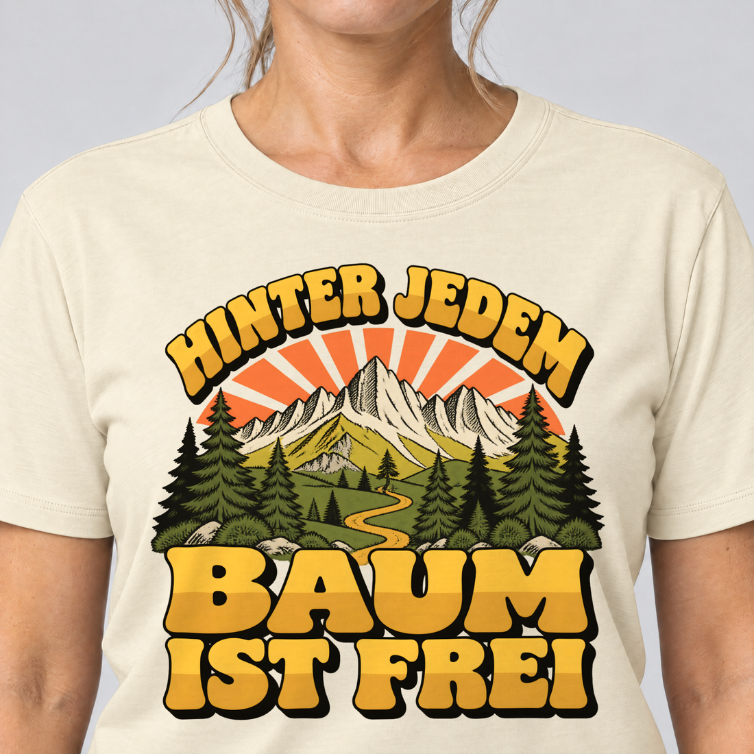 Nahaufnahme des Drucks: Hinter jedem Baum ist frei – T-Shirt Unisex in Natur, von einer Frau getragen