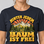 Nahaufnahme des Drucks: Hinter jedem Baum ist frei – T-Shirt Unisex in Navy, von einer Frau getragen