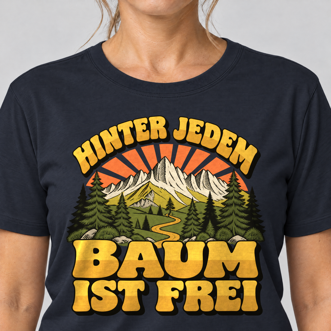 Nahaufnahme des Drucks: Hinter jedem Baum ist frei – T-Shirt Unisex in Navy, von einer Frau getragen