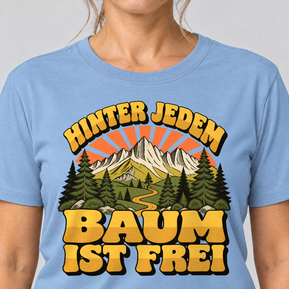 Nahaufnahme des Drucks: Hinter jedem Baum ist frei – T-Shirt Unisex in Himmelblau, von einer Frau getragen