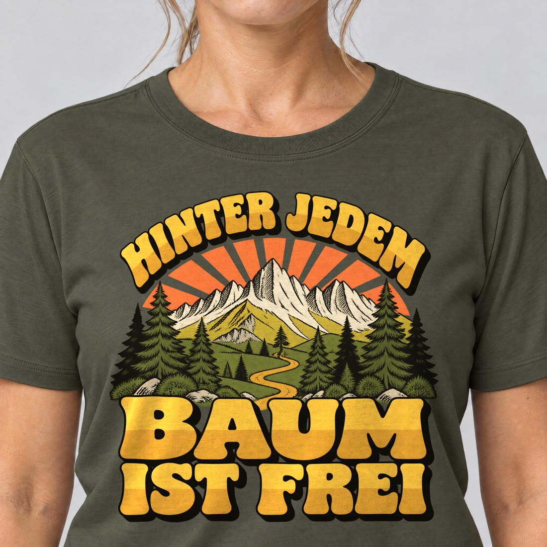 Nahaufnahme des Drucks: Hinter jedem Baum ist frei – T-Shirt Unisex in Oliv, von einer Frau getragen
