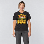 Frau trägt Hinter jedem Baum ist frei – T-Shirt Unisex in Schwarz, Ansicht von vorn