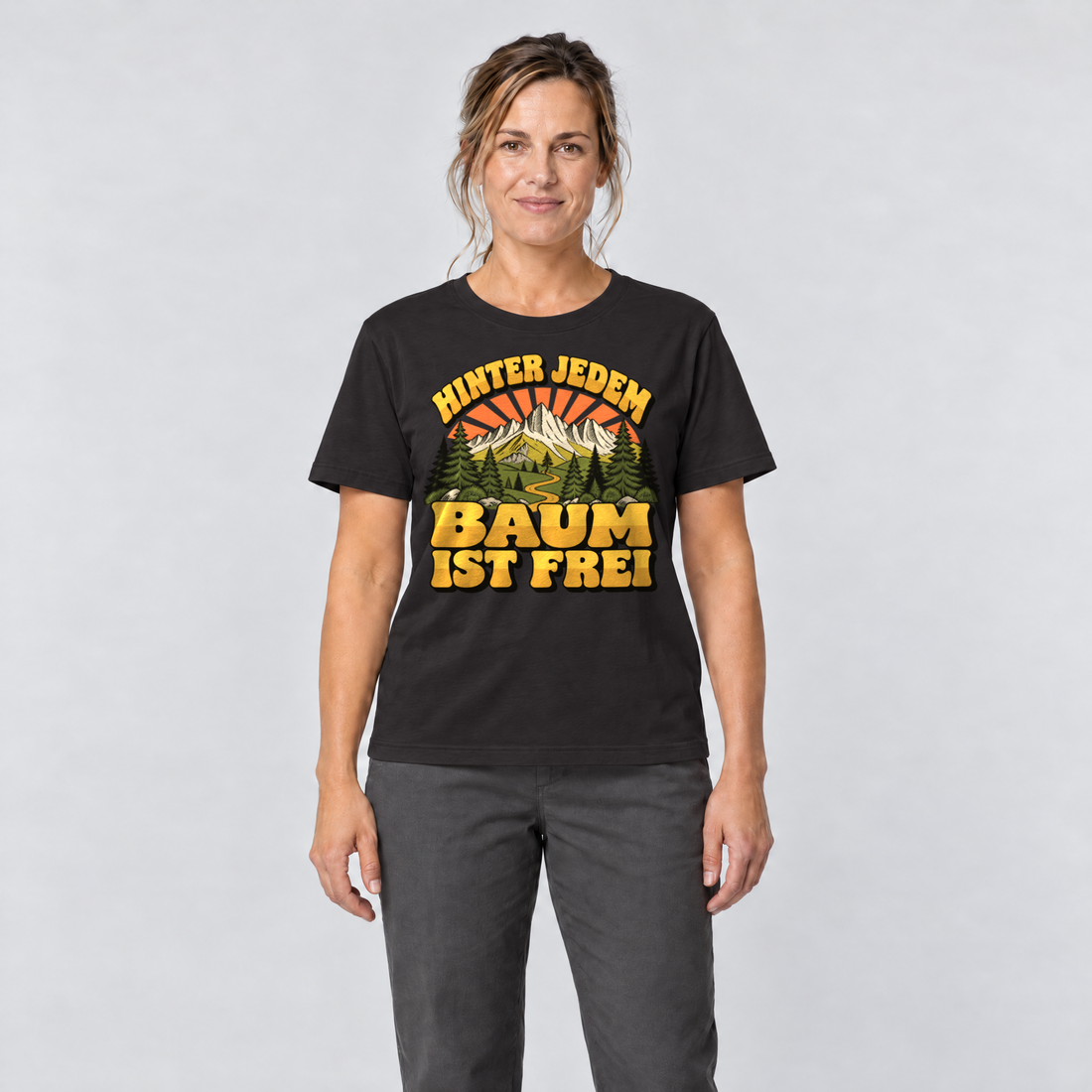 Frau trägt Hinter jedem Baum ist frei – T-Shirt Unisex in Schwarz, Ansicht von vorn