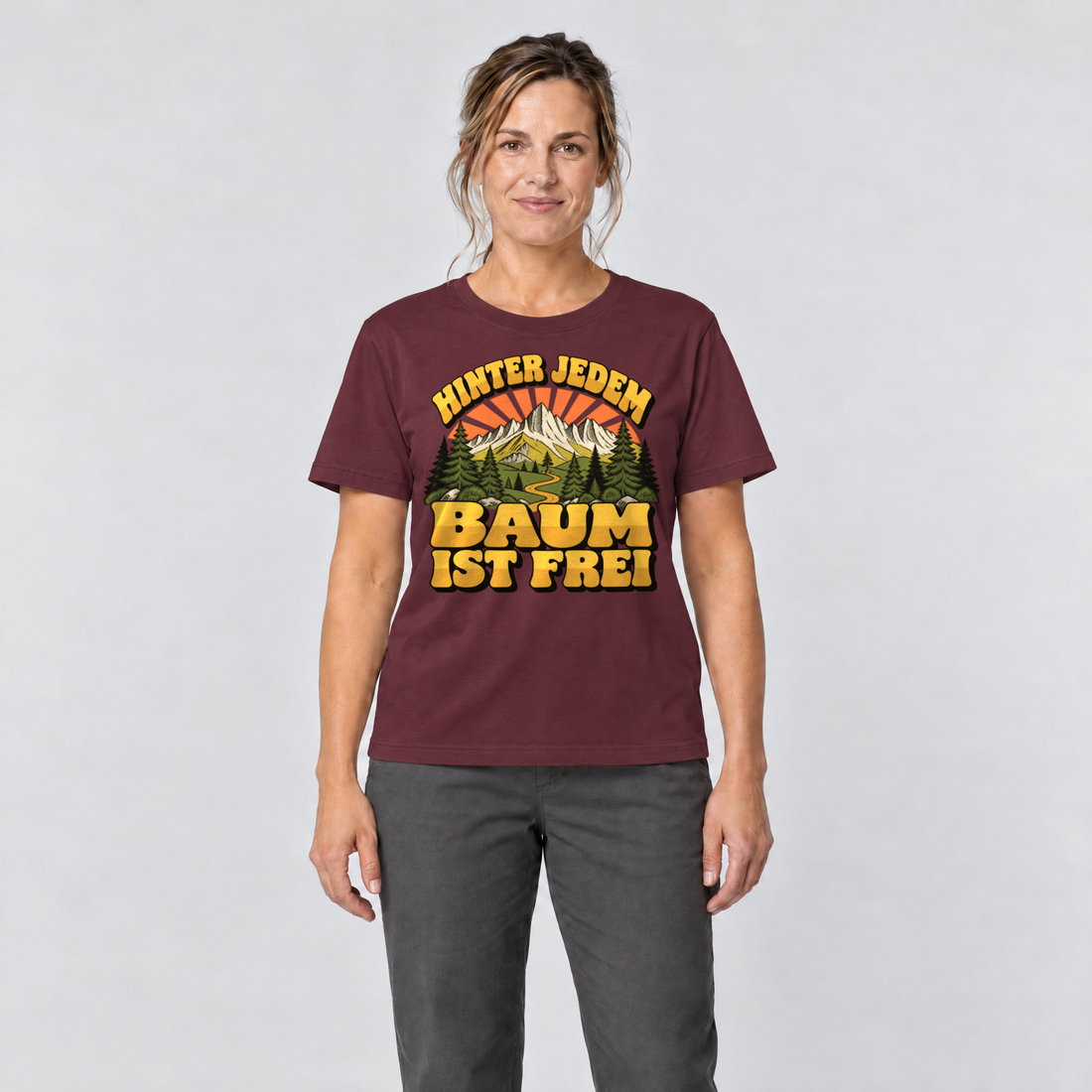 Frau trägt Hinter jedem Baum ist frei – T-Shirt Unisex in Bordeaux, Ansicht von vorn