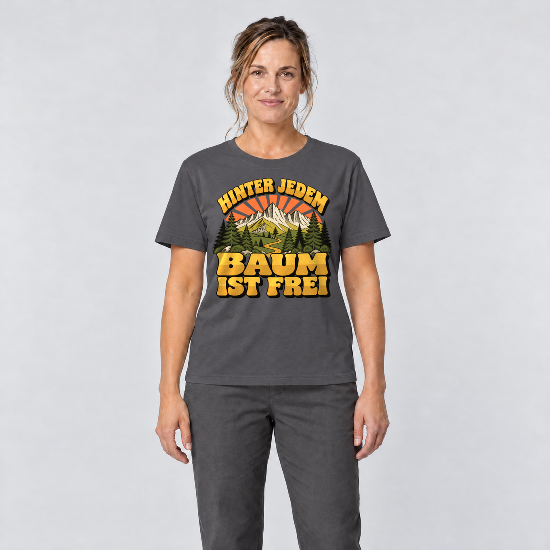 Frau trägt Hinter jedem Baum ist frei – T-Shirt Unisex in Dunkelgrau, Ansicht von vorn