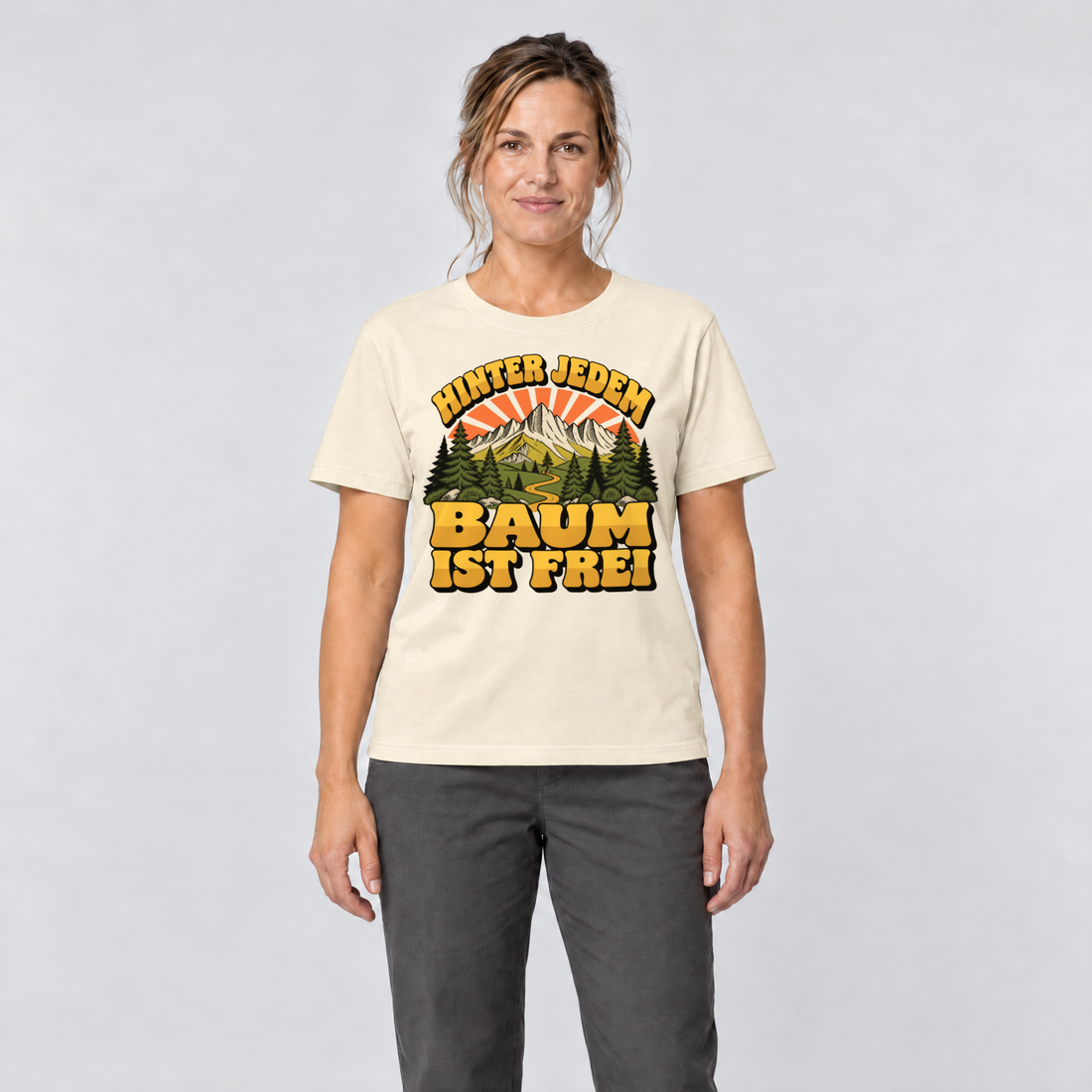 Frau trägt Hinter jedem Baum ist frei – T-Shirt Unisex in Natur, Ansicht von vorn