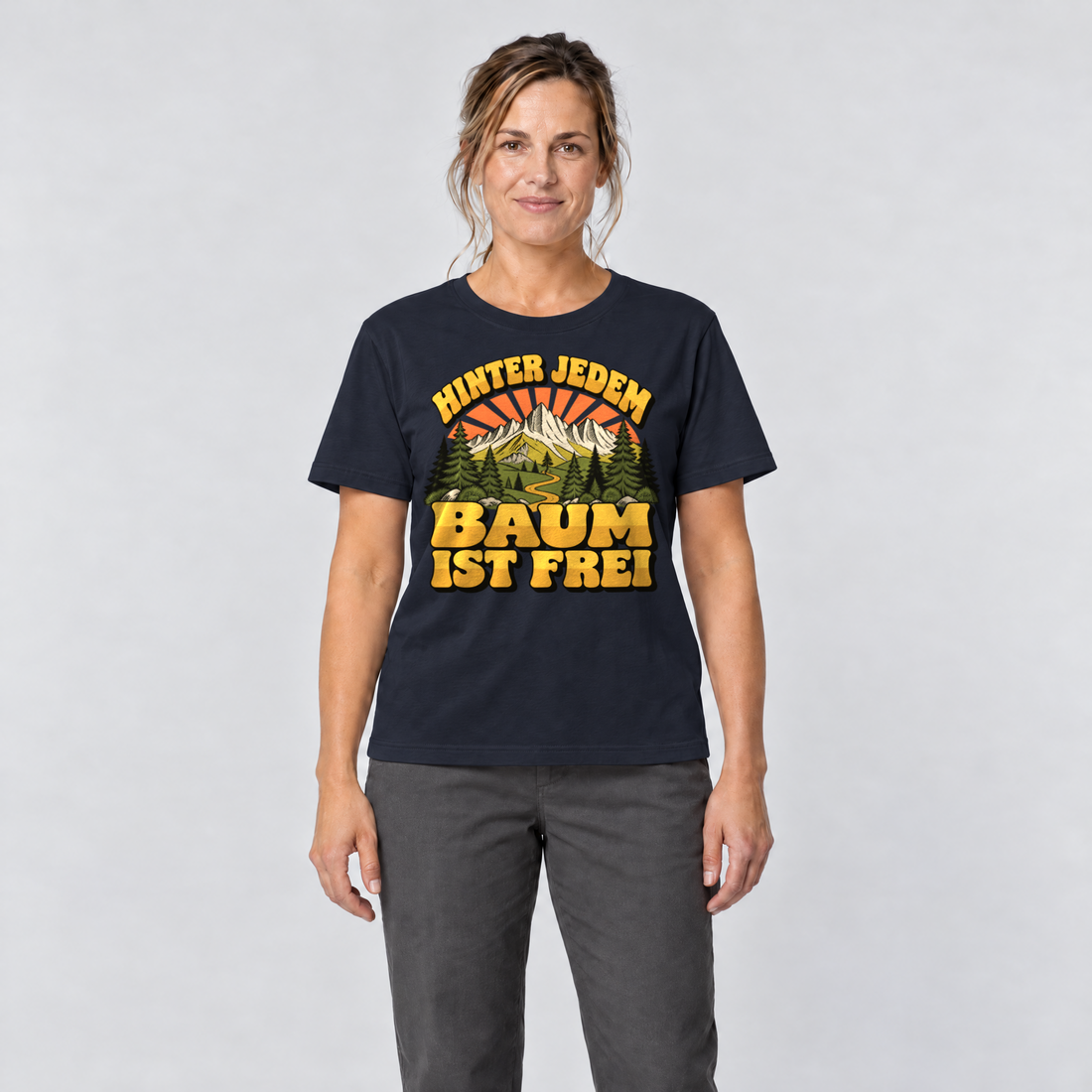 Frau trägt Hinter jedem Baum ist frei – T-Shirt Unisex in Navy, Ansicht von vorn