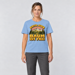 Frau trägt Hinter jedem Baum ist frei – T-Shirt Unisex in Himmelblau, Ansicht von vorn