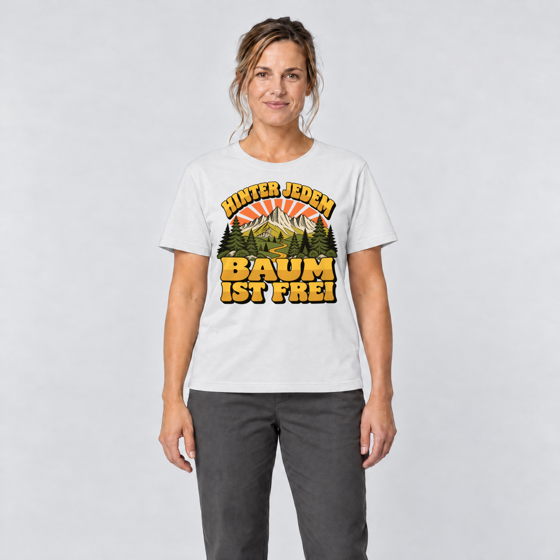 Frau trägt Hinter jedem Baum ist frei – T-Shirt Unisex in Weiß, Ansicht von vorn