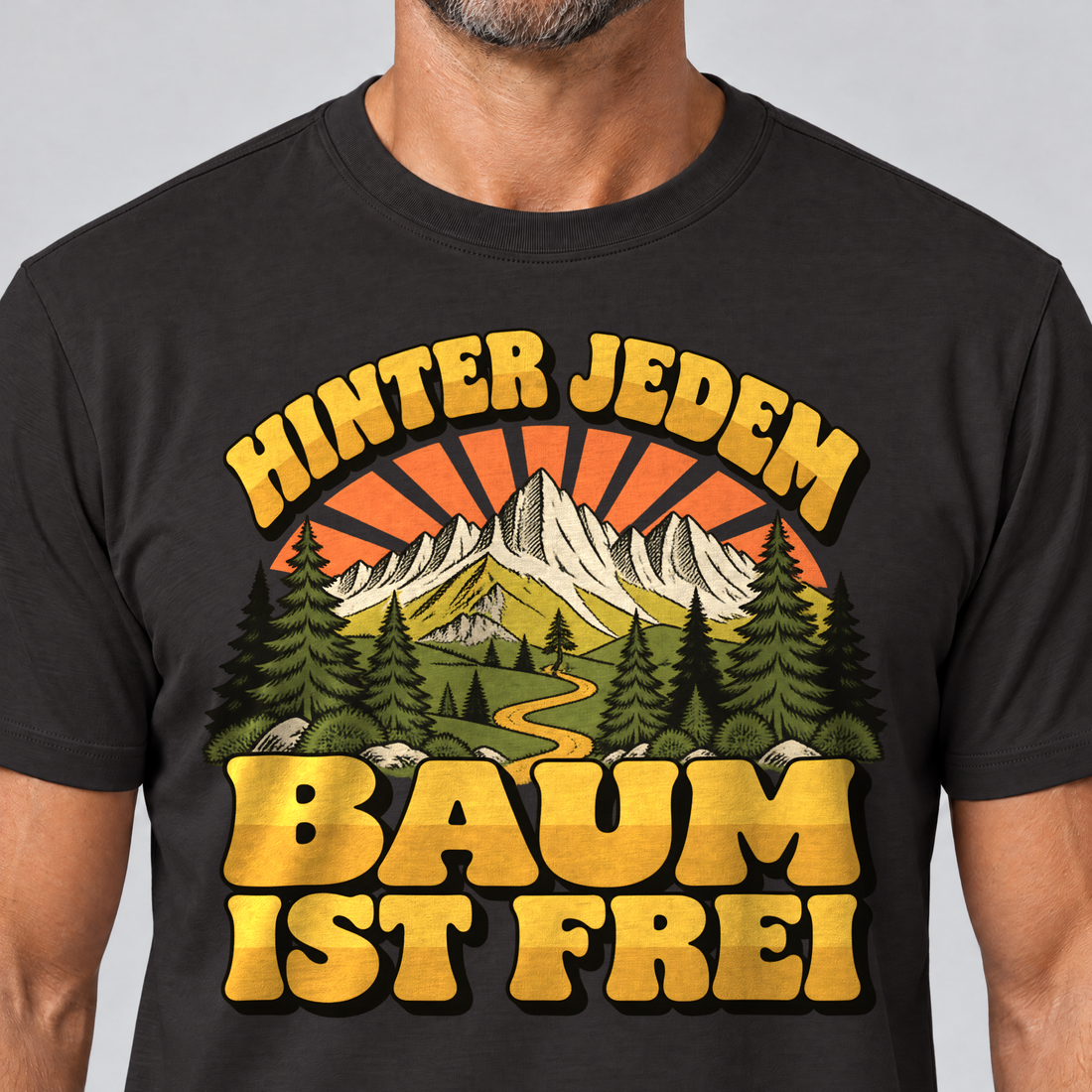 Nahaufnahme des Drucks: Hinter jedem Baum ist frei – T-Shirt Unisex in Schwarz, von einem Mann getragen