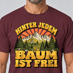 Nahaufnahme des Drucks: Hinter jedem Baum ist frei – T-Shirt Unisex in Bordeaux, von einem Mann getragen
