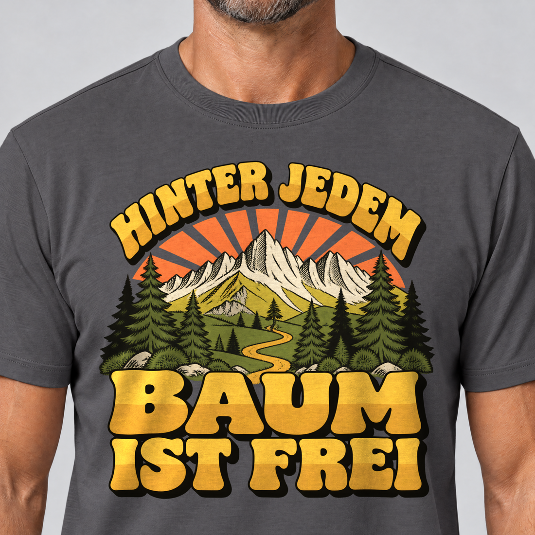 Nahaufnahme des Drucks: Hinter jedem Baum ist frei – T-Shirt Unisex in Dunkelgrau, von einem Mann getragen