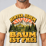 Nahaufnahme des Drucks: Hinter jedem Baum ist frei – T-Shirt Unisex in Natur, von einem Mann getragen