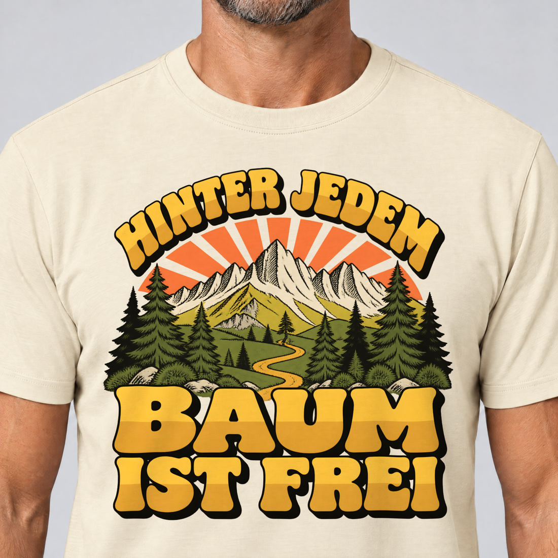 Nahaufnahme des Drucks: Hinter jedem Baum ist frei – T-Shirt Unisex in Natur, von einem Mann getragen