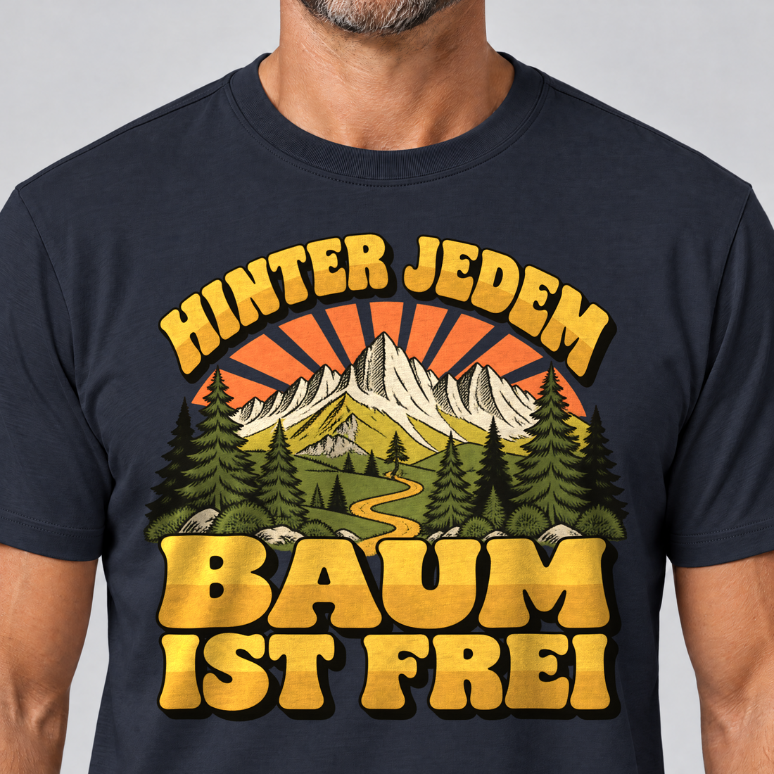 Nahaufnahme des Drucks: Hinter jedem Baum ist frei – T-Shirt Unisex in Navy, von einem Mann getragen