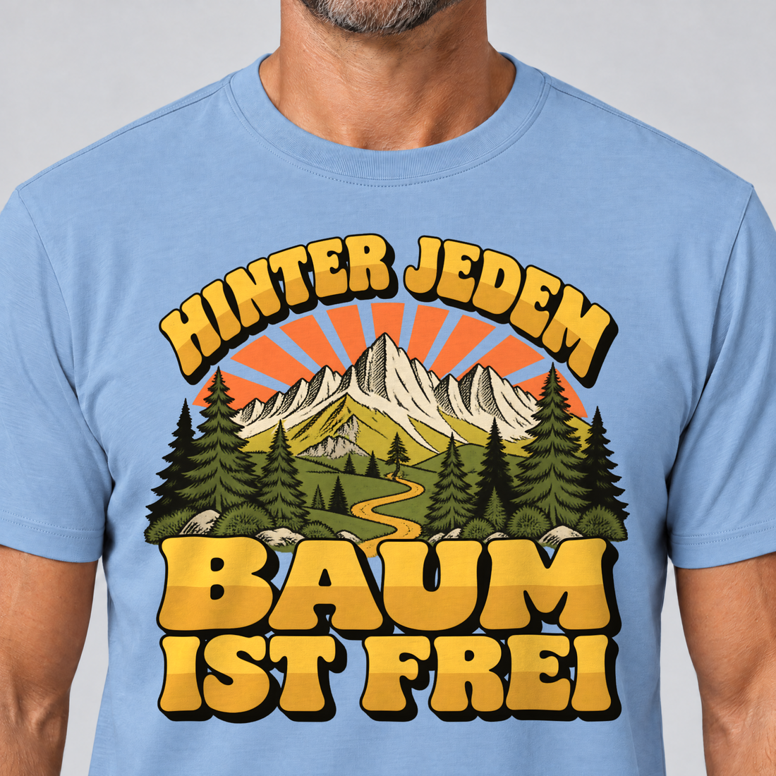 Nahaufnahme des Drucks: Hinter jedem Baum ist frei – T-Shirt Unisex in Himmelblau, von einem Mann getragen