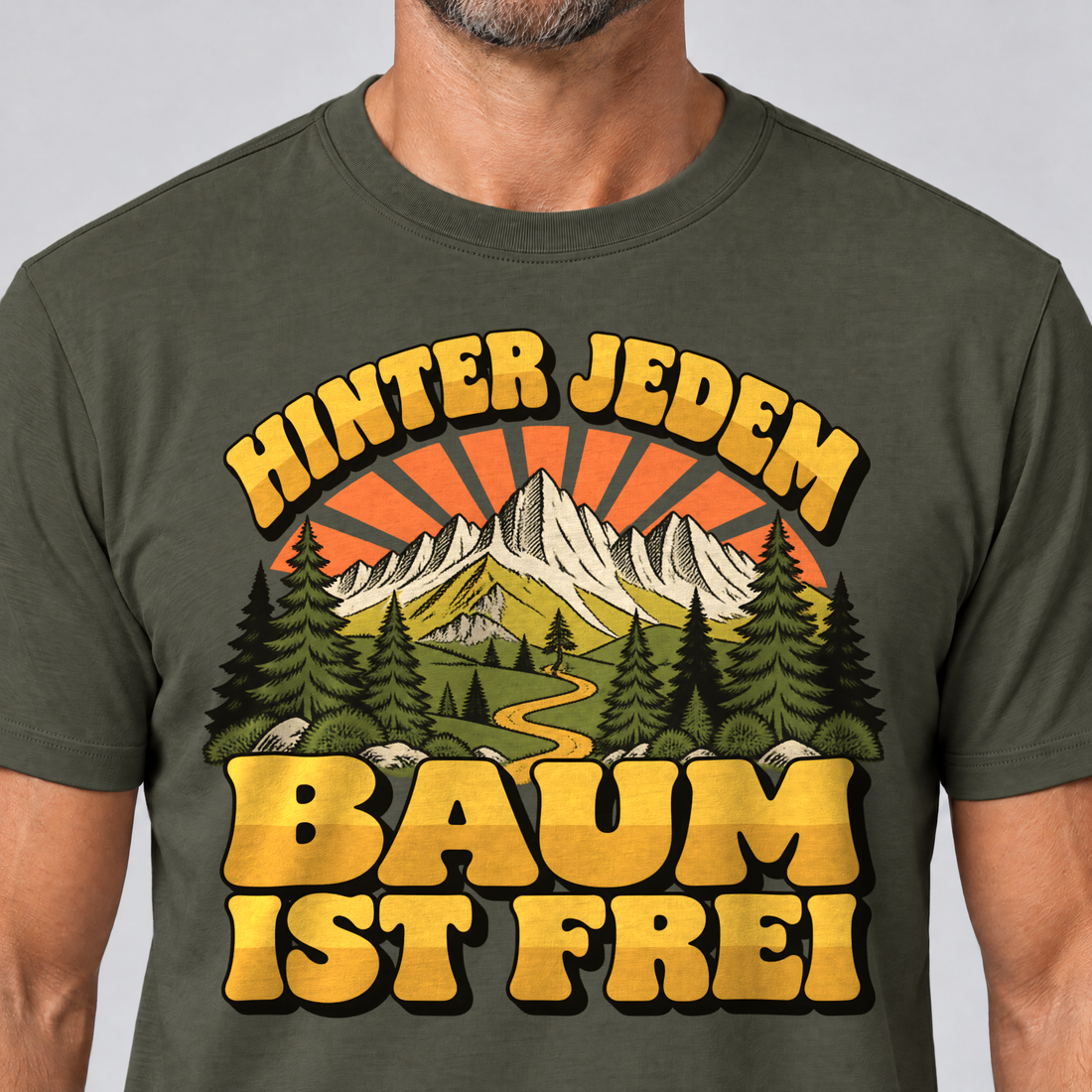 Nahaufnahme des Drucks: Hinter jedem Baum ist frei – T-Shirt Unisex in Oliv, von einem Mann getragen