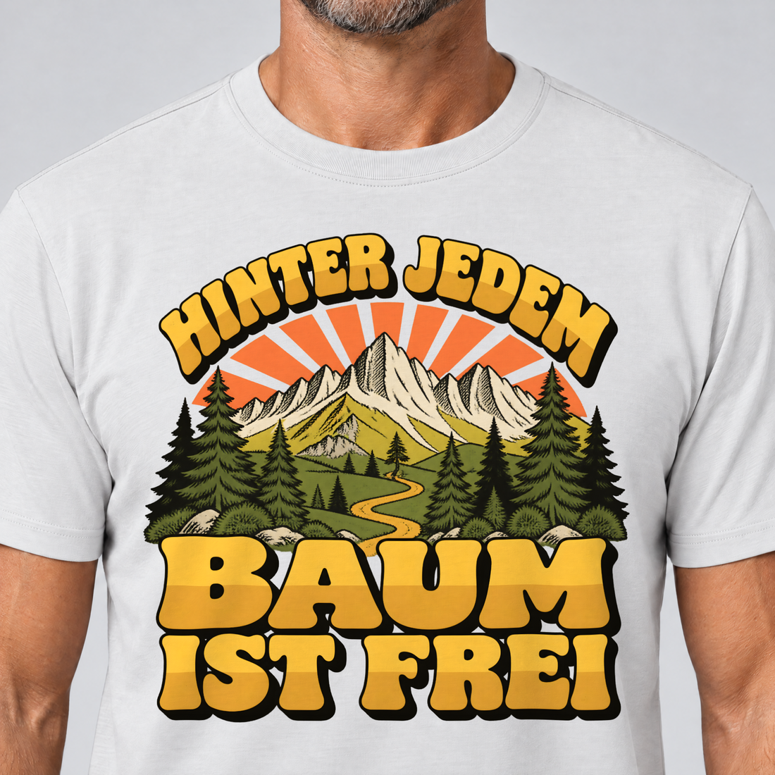Nahaufnahme des Drucks: Hinter jedem Baum ist frei – T-Shirt Unisex in Weiß, von einem Mann getragen
