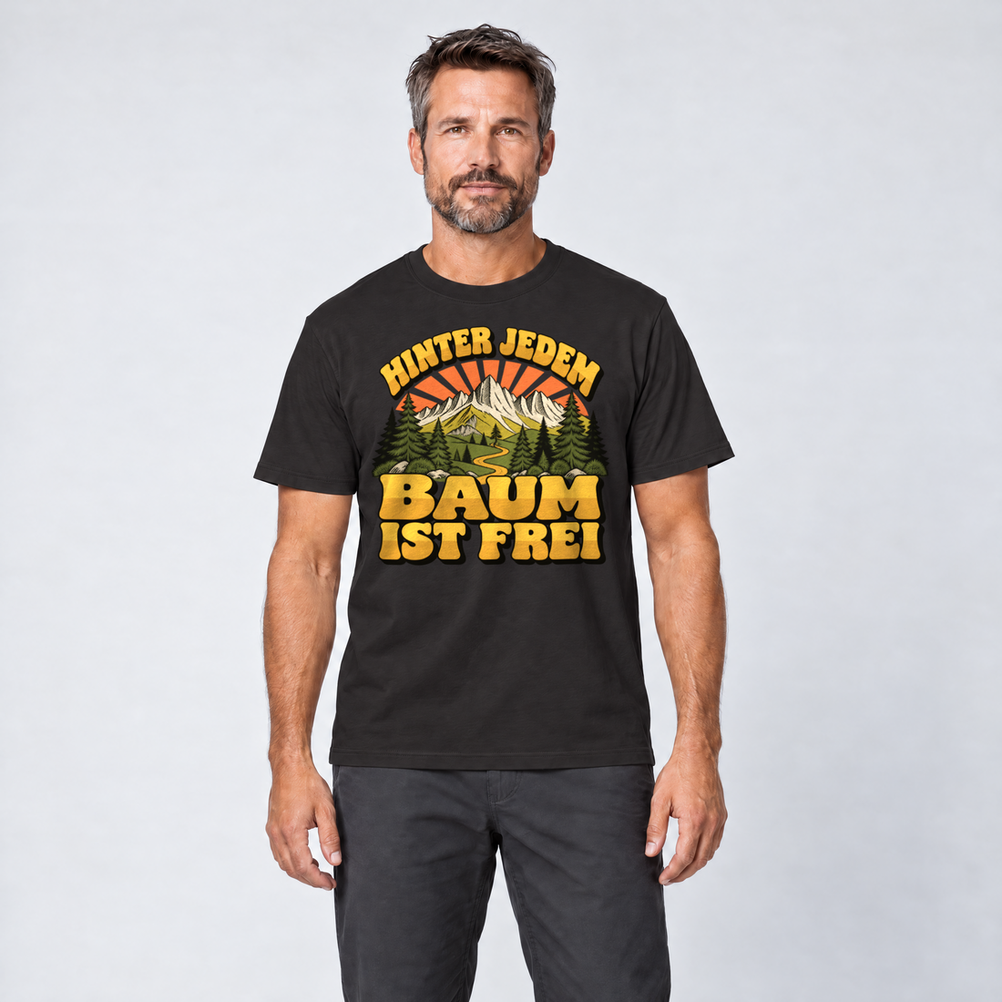 Mann trägt Hinter jedem Baum ist frei – T-Shirt Unisex in Schwarz, Ansicht von vorn