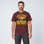 Mann trägt Hinter jedem Baum ist frei – T-Shirt Unisex in Bordeaux, Ansicht von vorn