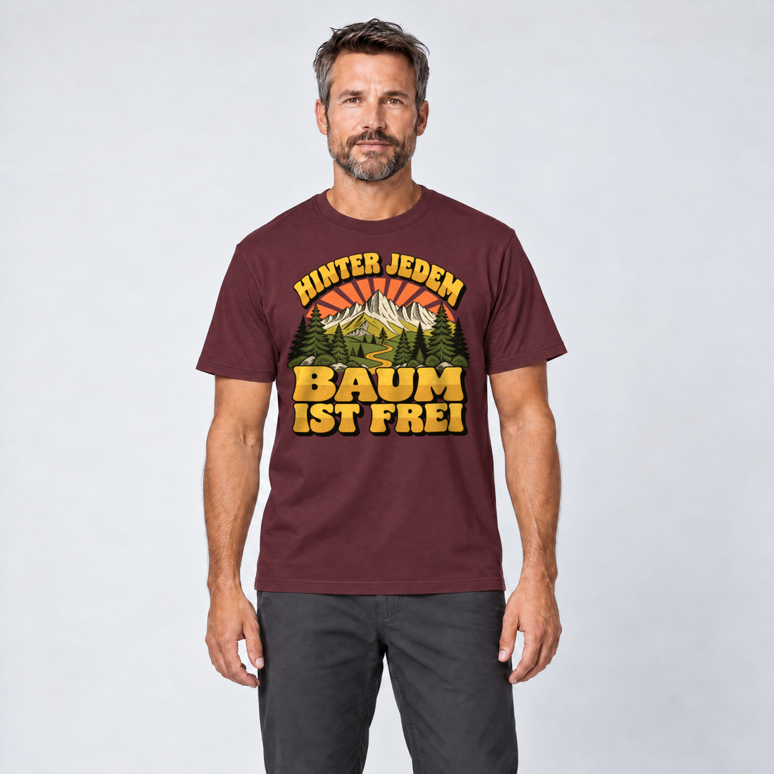 Mann trägt Hinter jedem Baum ist frei – T-Shirt Unisex in Bordeaux, Ansicht von vorn