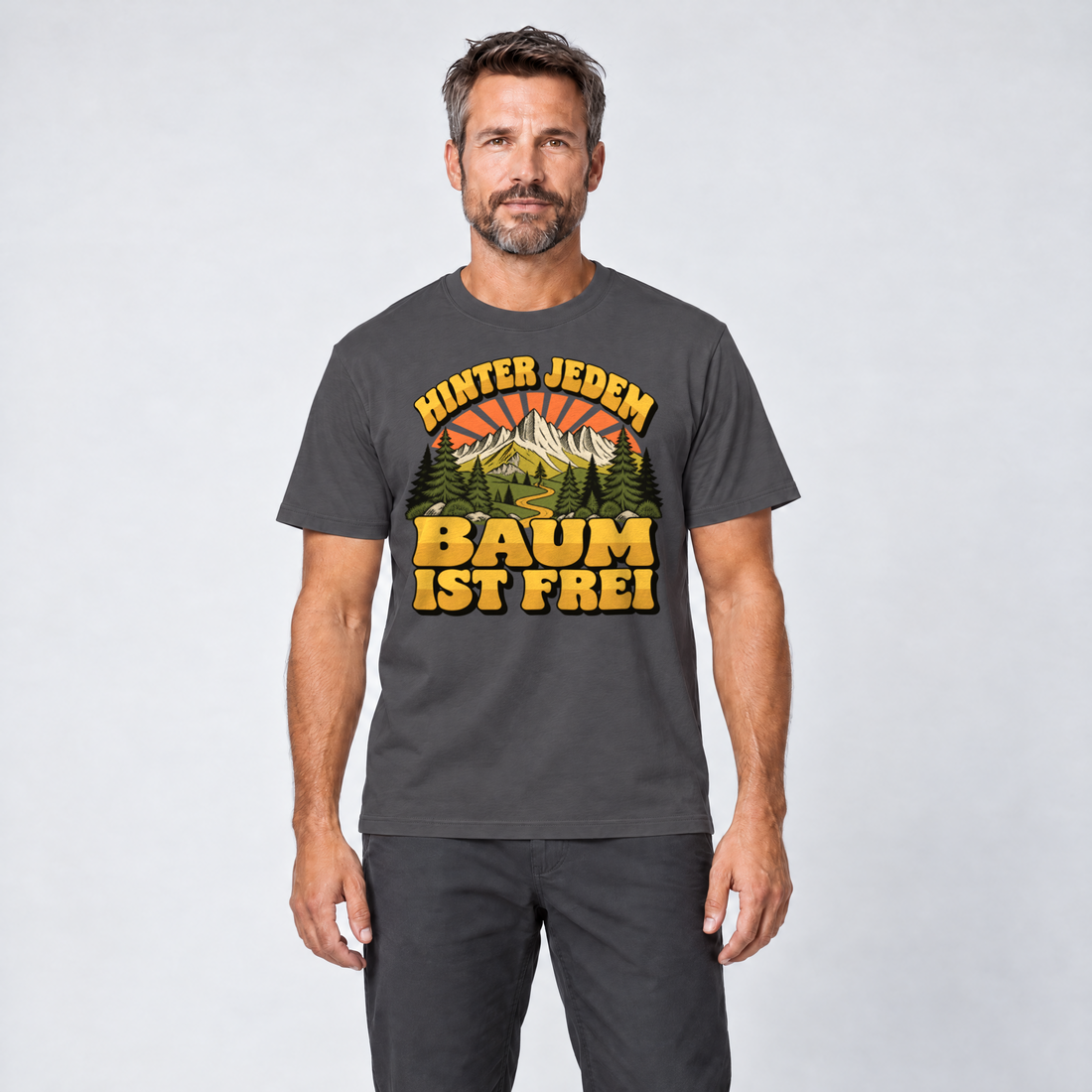 Mann trägt Hinter jedem Baum ist frei – T-Shirt Unisex in Dunkelgrau, Ansicht von vorn