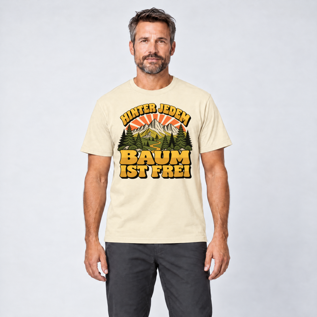 Mann trägt Hinter jedem Baum ist frei – T-Shirt Unisex in Natur, Ansicht von vorn