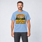 Mann trägt Hinter jedem Baum ist frei – T-Shirt Unisex in Himmelblau, Ansicht von vorn