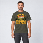 Mann trägt Hinter jedem Baum ist frei – T-Shirt Unisex in Oliv, Ansicht von vorn