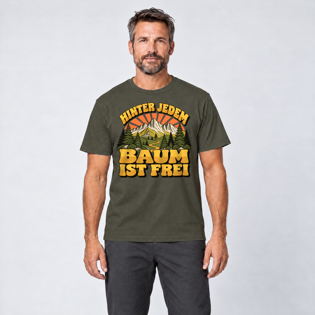 Mann trägt Hinter jedem Baum ist frei – T-Shirt Unisex in Oliv, Ansicht von vorn