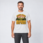 Mann trägt Hinter jedem Baum ist frei – T-Shirt Unisex in Weiß, Ansicht von vorn