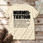Murmeltiertour – T-Shirt Unisex in Natur, flach liegend auf alten Holzbrettern mit Wanderschuhen und Wanderkarte.
