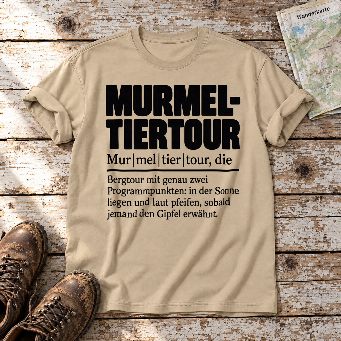 Murmeltiertour – T-Shirt Unisex in Sand, flach liegend auf alten Holzbrettern mit Wanderschuhen und Wanderkarte.