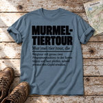 Murmeltiertour – T-Shirt Unisex in Steinblau, flach liegend auf alten Holzbrettern mit Wanderschuhen und Wanderkarte.