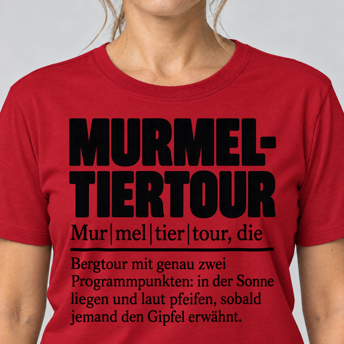 Nahaufnahme des Drucks: Murmeltiertour – T-Shirt Unisex in Rot, von einer Frau getragen