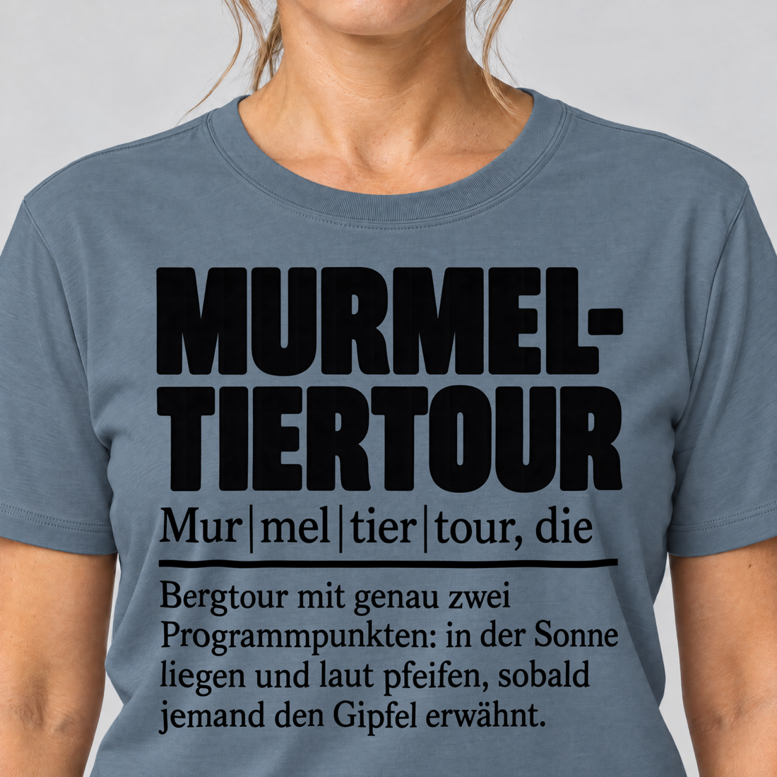 Nahaufnahme des Drucks: Murmeltiertour – T-Shirt Unisex in Steinblau, von einer Frau getragen