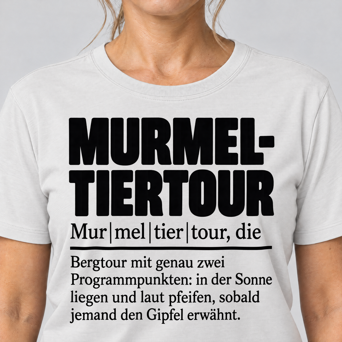 Nahaufnahme des Drucks: Murmeltiertour – T-Shirt Unisex in Weiß, von einer Frau getragen