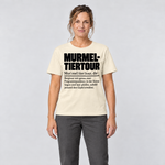 Frau trägt Murmeltiertour – T-Shirt Unisex in Natur, Ansicht von vorn