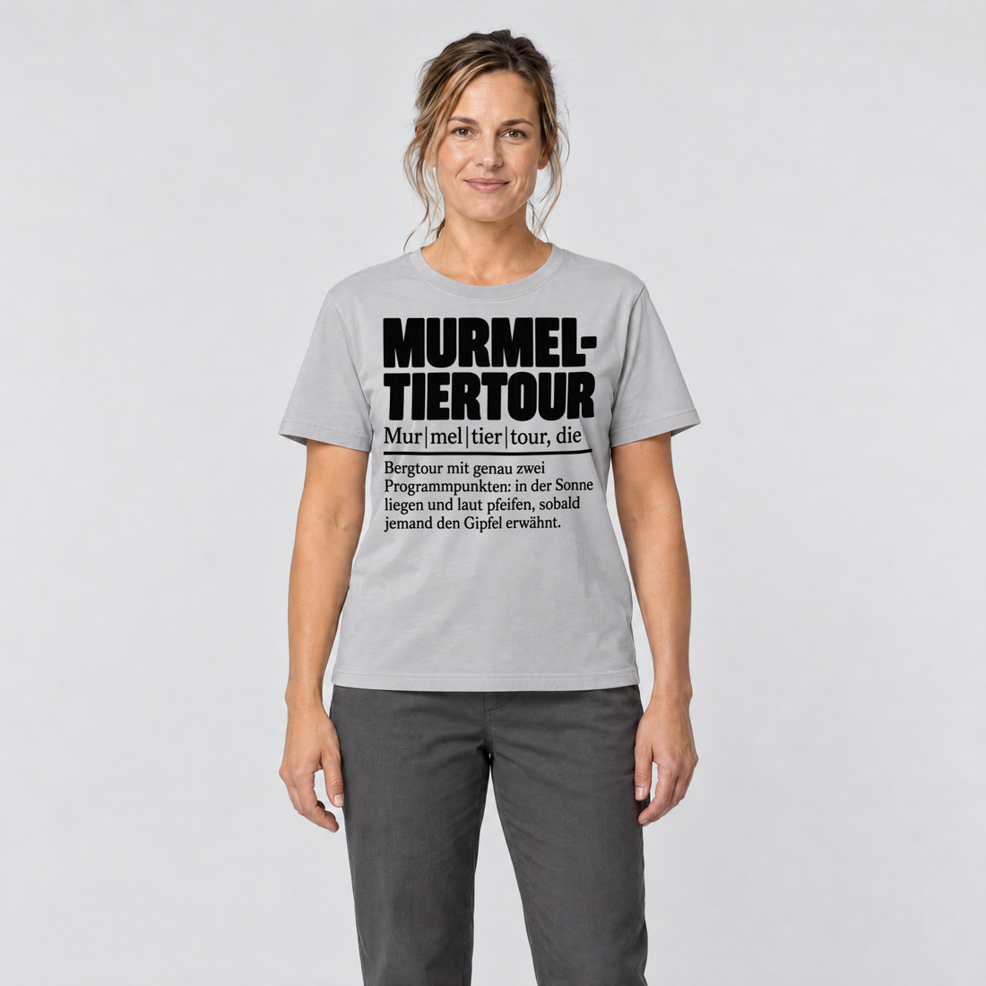 Frau trägt Murmeltiertour – T-Shirt Unisex in Hellgrau, Ansicht von vorn