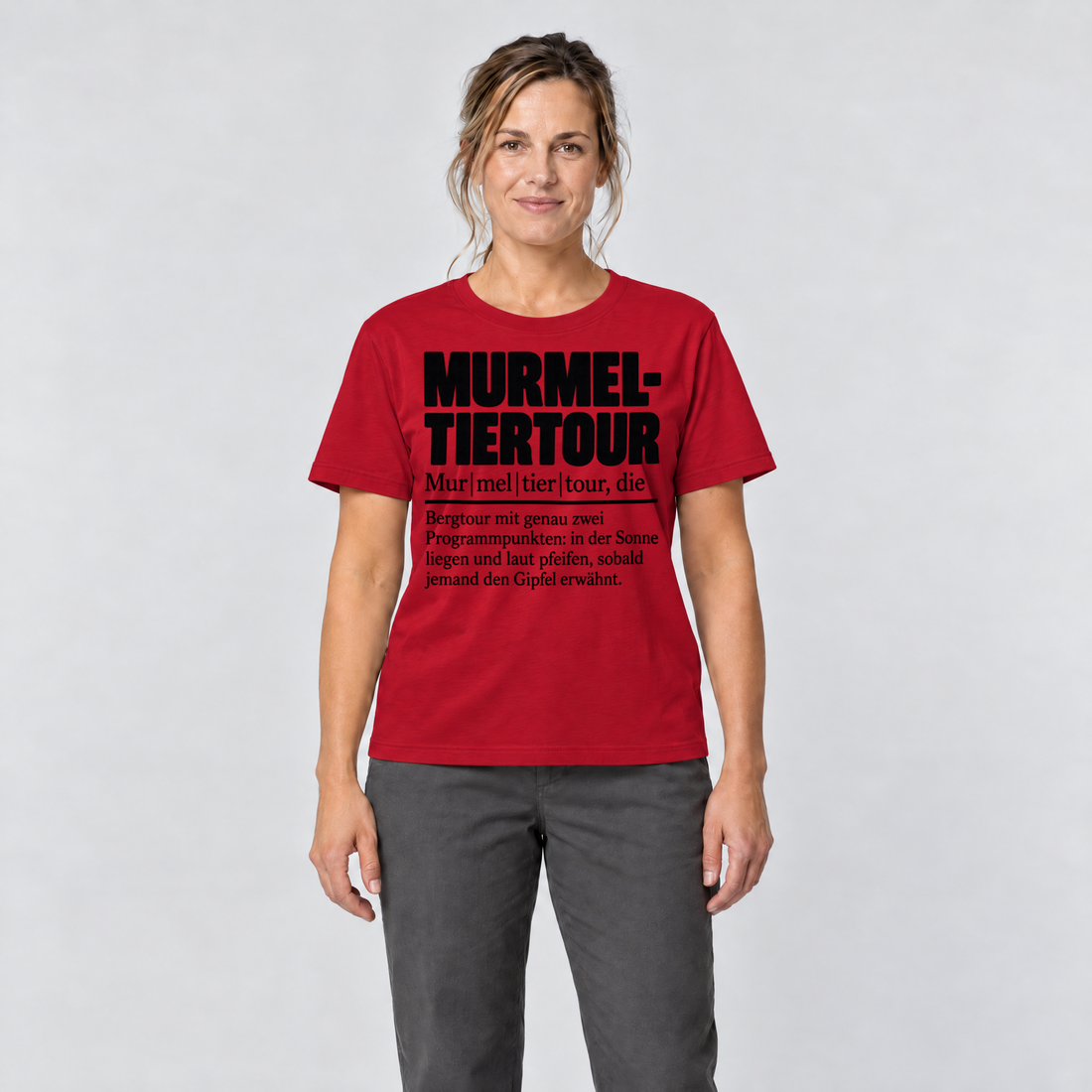 Frau trägt Murmeltiertour – T-Shirt Unisex in Rot, Ansicht von vorn