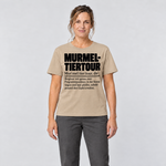 Frau trägt Murmeltiertour – T-Shirt Unisex in Sand, Ansicht von vorn
