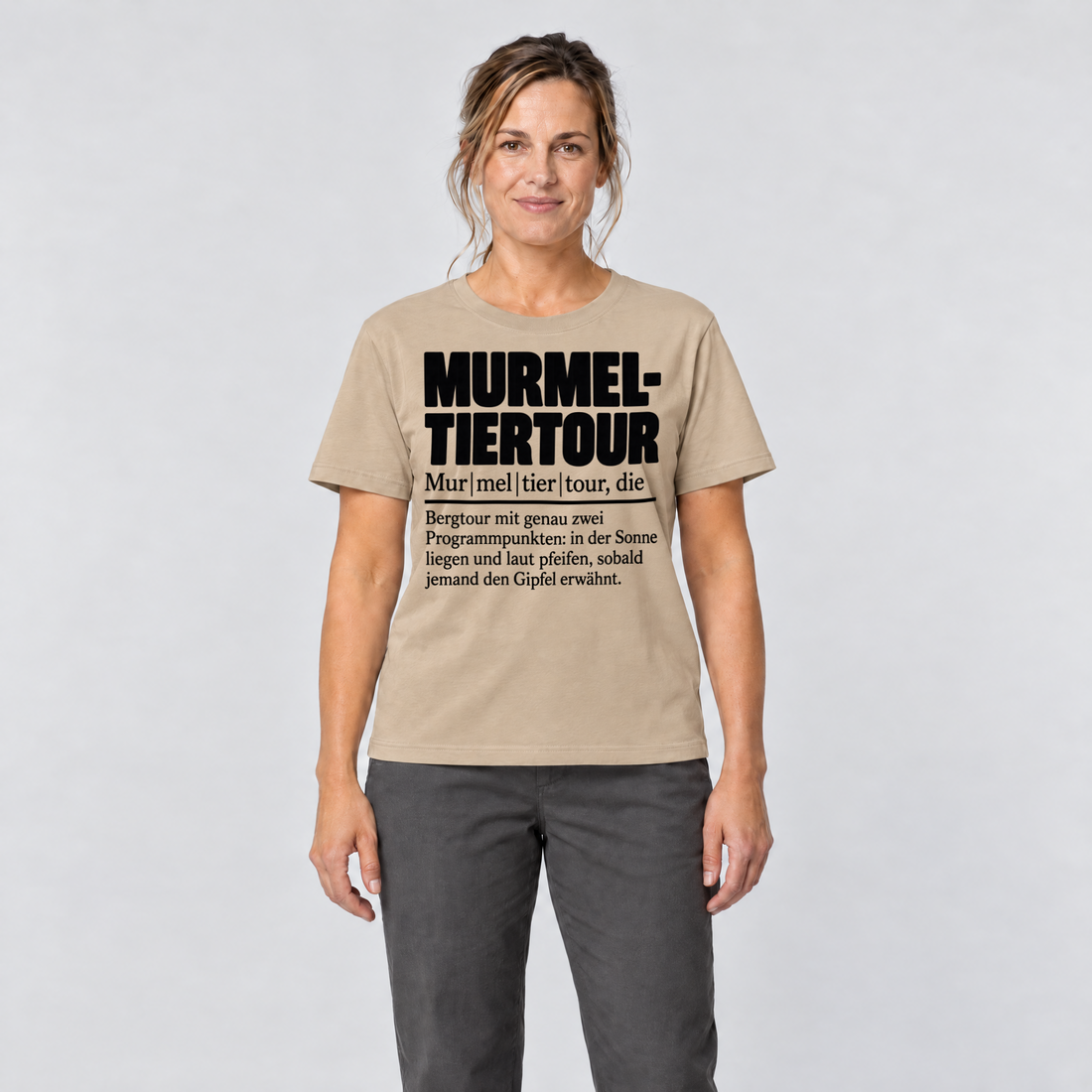 Frau trägt Murmeltiertour – T-Shirt Unisex in Sand, Ansicht von vorn