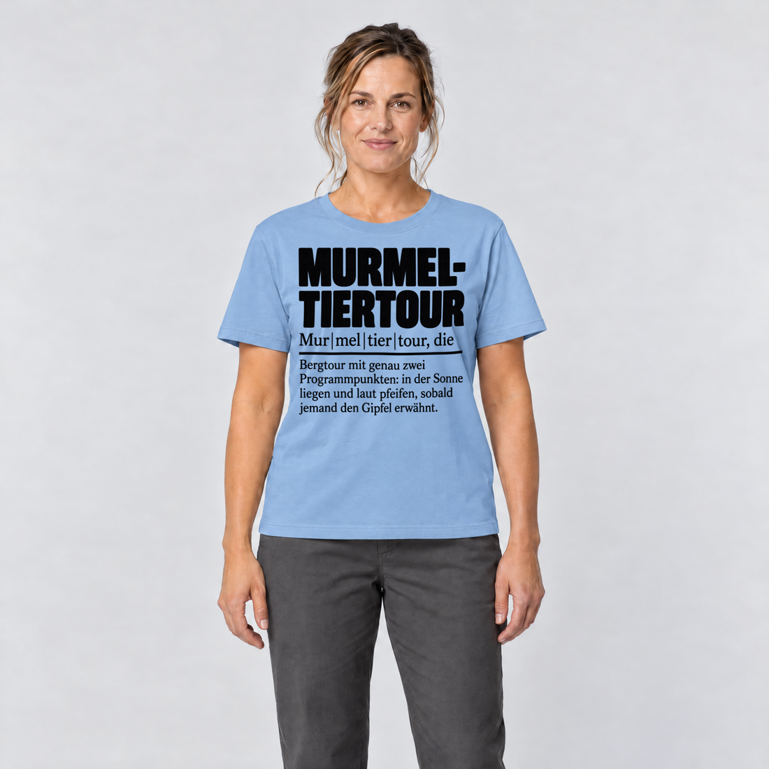 Frau trägt Murmeltiertour – T-Shirt Unisex in Himmelblau, Ansicht von vorn