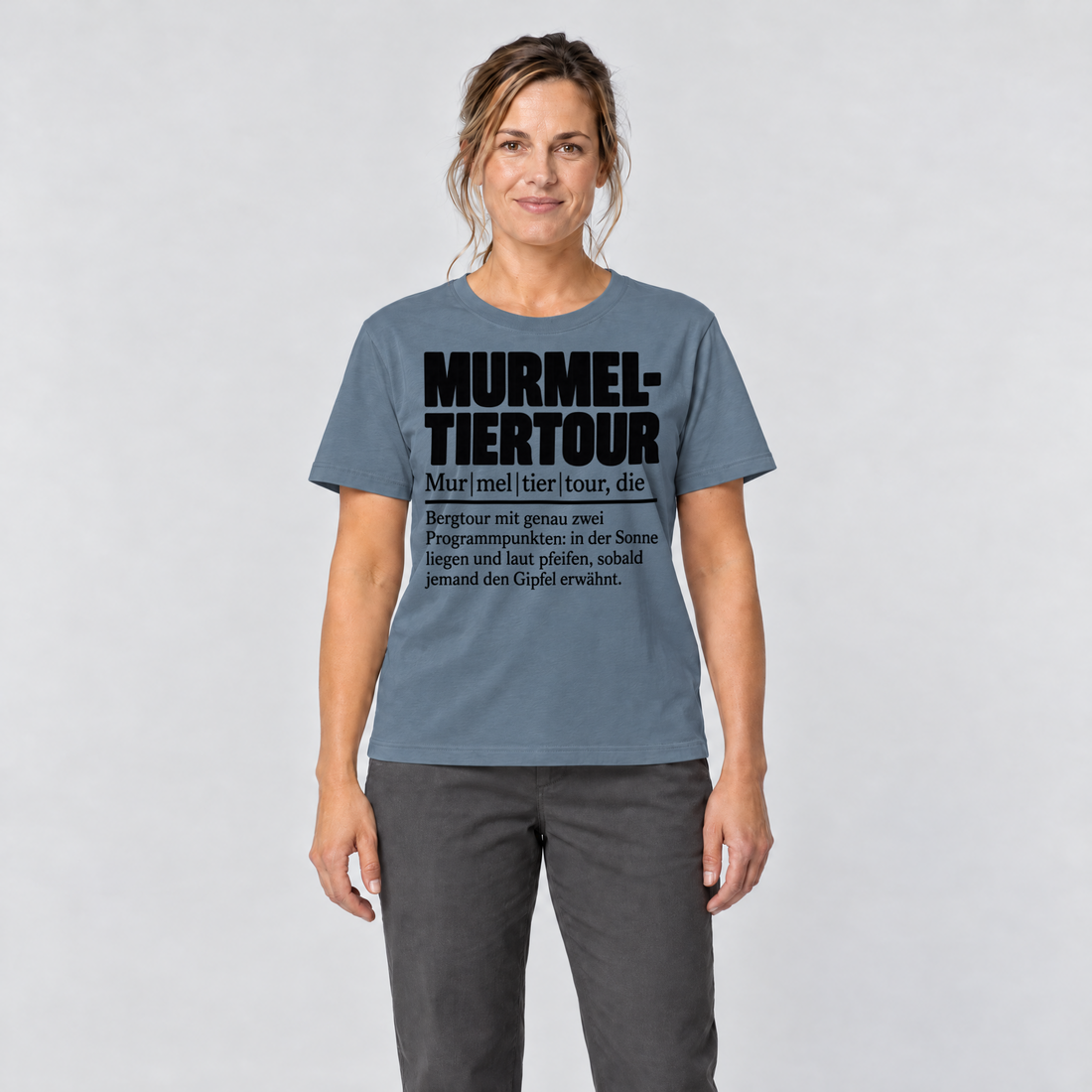 Frau trägt Murmeltiertour – T-Shirt Unisex in Steinblau, Ansicht von vorn